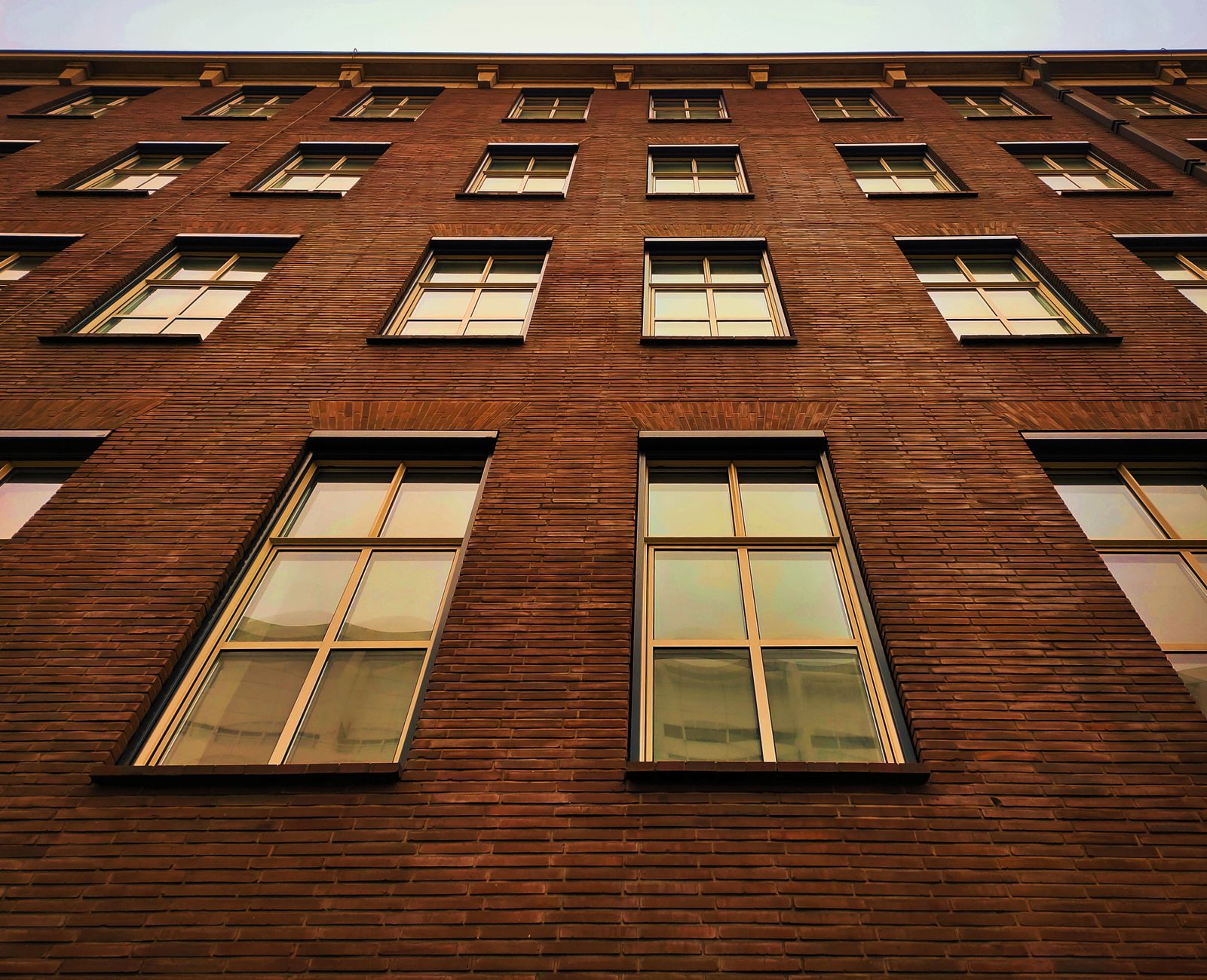 What Makes Window Glass Break in the Desert Heat
